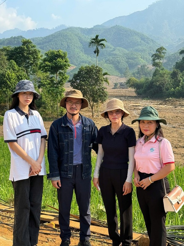 View -             Hoa hậu Thanh Thủy đến Làng Nủ hỗ trợ người dân    