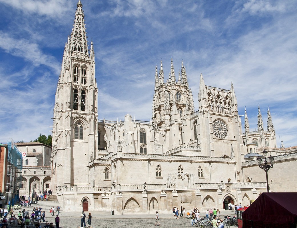 View -             Cảnh gây choáng ngợp ở nhà thờ Gothic tráng lệ nhất Tây Ban Nha    