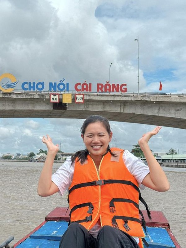 View -             Tiểu tiên cá Ánh Viên hóa chị Hằng, dịu dàng đón Trung thu    