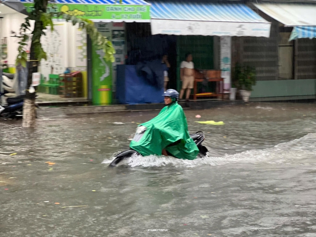 View -             Áp thấp nhiệt đới sắp thành bão số 4: Miền Trung mưa trắng trời, nhà dân tốc mái do dông lốc    