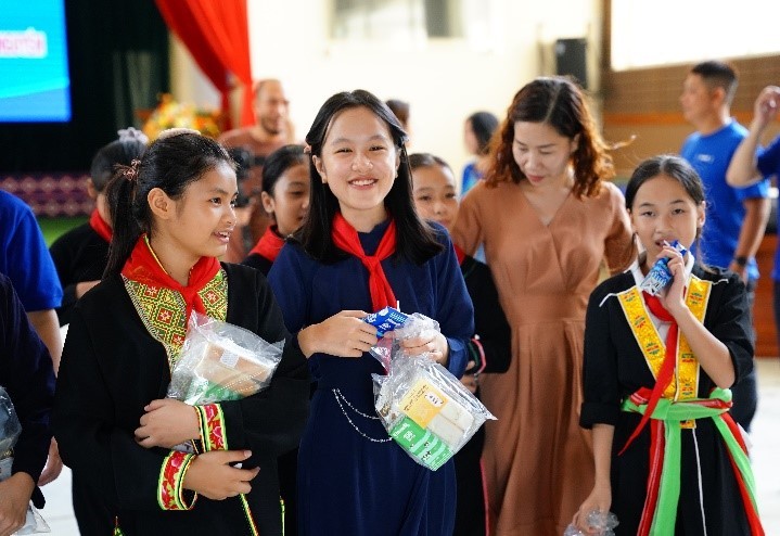 View -             Mang Trung thu ấm áp đến trè em mọi miền    