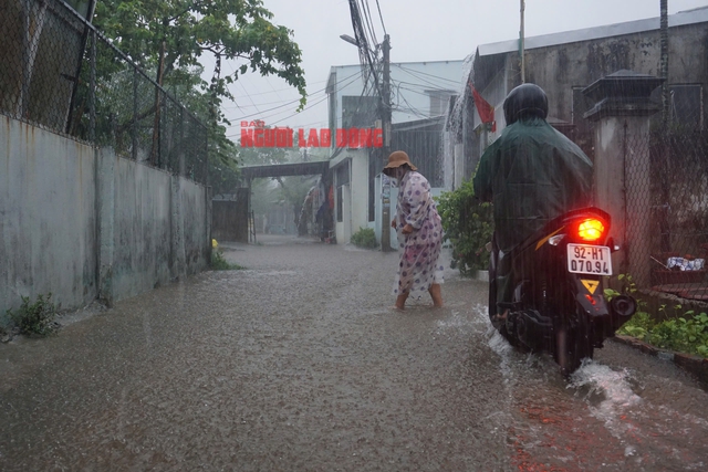 View -             Người dân miền Trung chạy đua chống bão số 4    