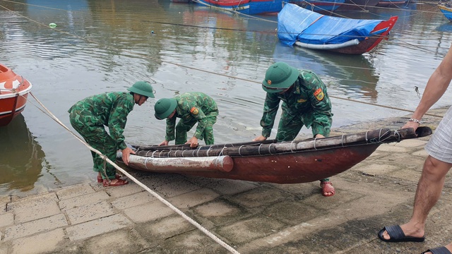 View -             Người dân miền Trung chạy đua chống bão số 4    