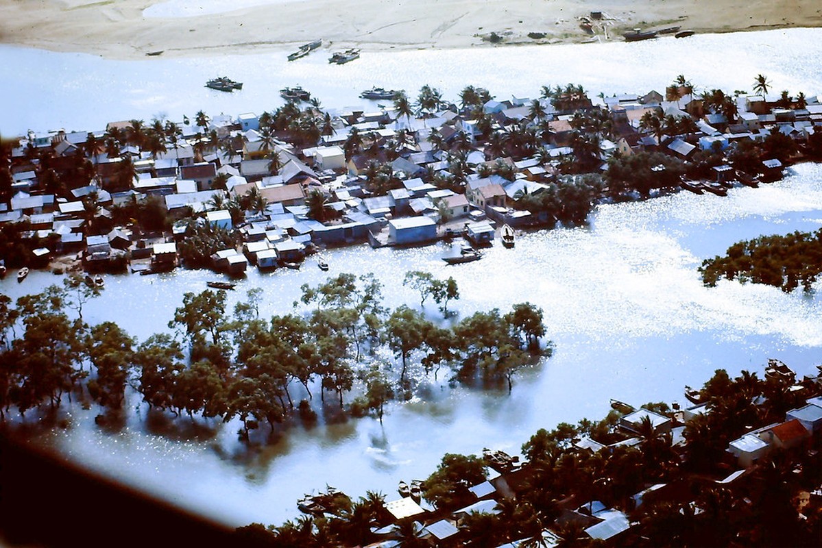 View -             Hình độc về Phan Rang hơn nửa thế kỷ trước nhìn từ máy bay    