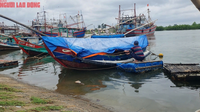 View -             Người dân miền Trung chạy đua chống bão số 4    