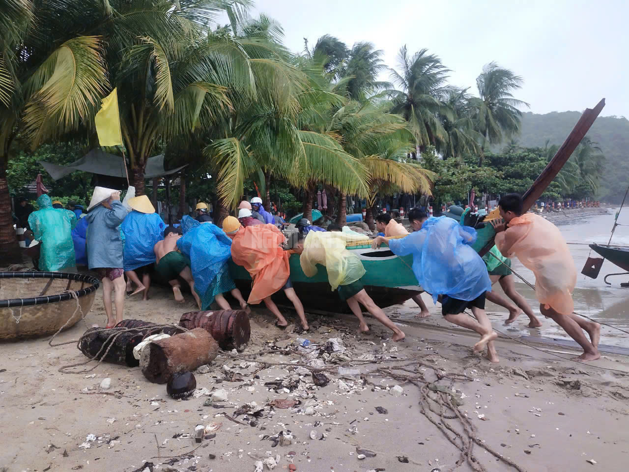 View -             Áp thấp nhiệt đới sắp thành bão số 4: Miền Trung mưa trắng trời, nhà dân tốc mái do dông lốc    