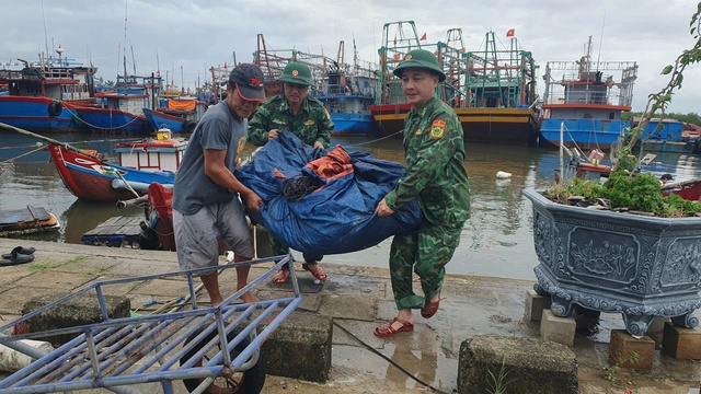 View -             Người dân miền Trung chạy đua chống bão số 4    