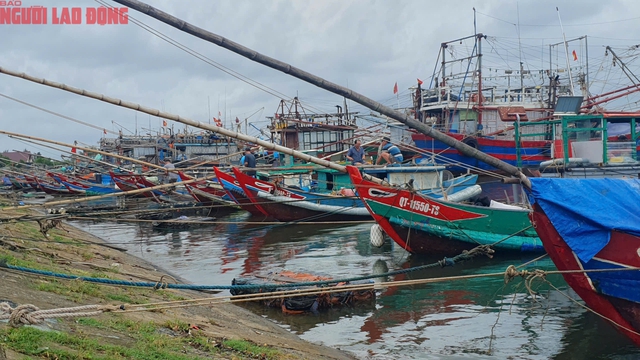 View -             Người dân miền Trung chạy đua chống bão số 4    