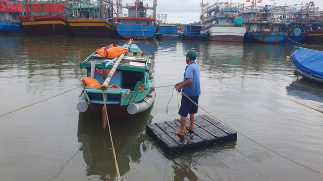 View -             Người dân miền Trung chạy đua chống bão số 4    