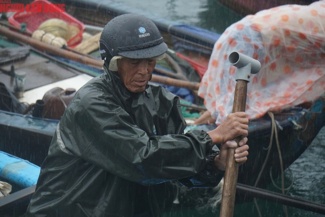 View -             Người dân miền Trung chạy đua chống bão số 4    