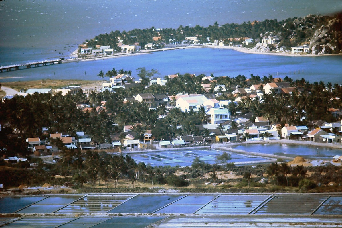 View -             Hình độc về Phan Rang hơn nửa thế kỷ trước nhìn từ máy bay    