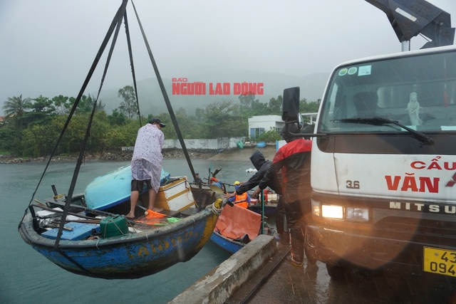             Người dân miền Trung chạy đua chống bão số 4    