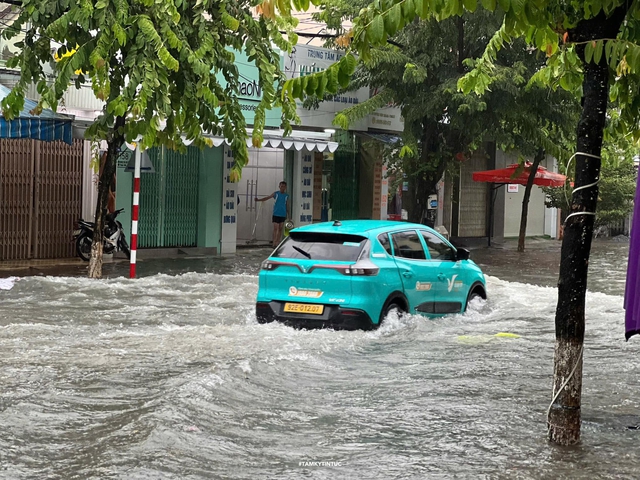 View -             Áp thấp nhiệt đới sắp thành bão số 4: Miền Trung mưa trắng trời, nhà dân tốc mái do dông lốc    