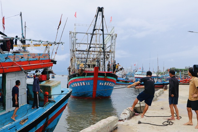 View -             Áp thấp nhiệt đới sắp thành bão số 4: Miền Trung mưa trắng trời, nhà dân tốc mái do dông lốc    