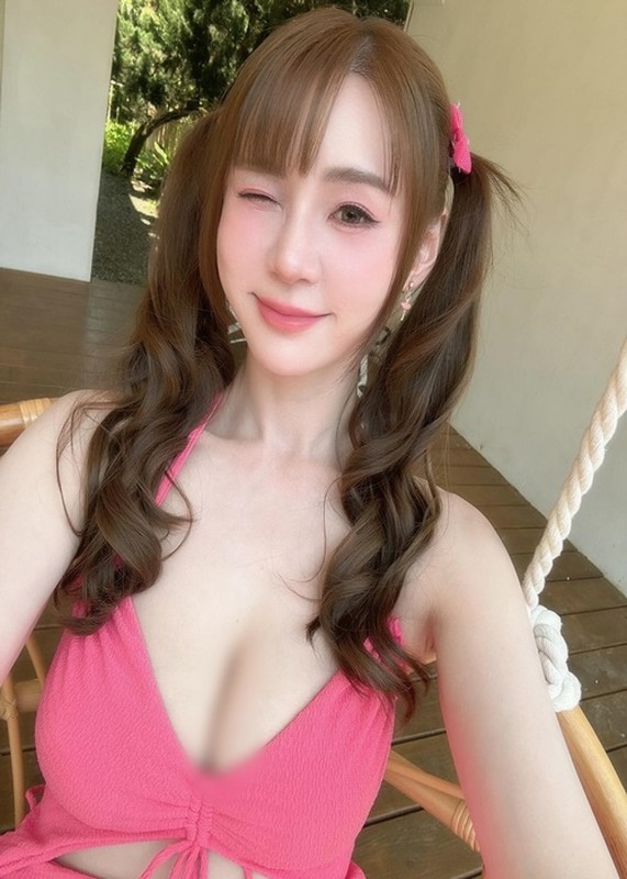 View -             Hot girl 'siêu vòng một' mặc trễ nải khoe body nuột nà    