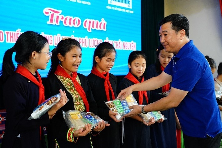 View -             Mang Trung thu ấm áp đến trè em mọi miền    