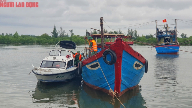 View -             Người dân miền Trung chạy đua chống bão số 4    