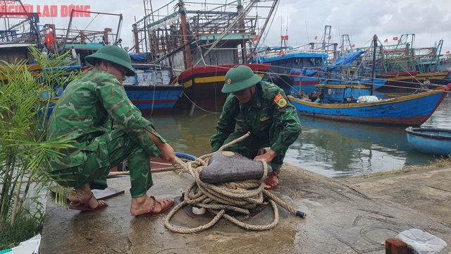 View -             Người dân miền Trung chạy đua chống bão số 4    