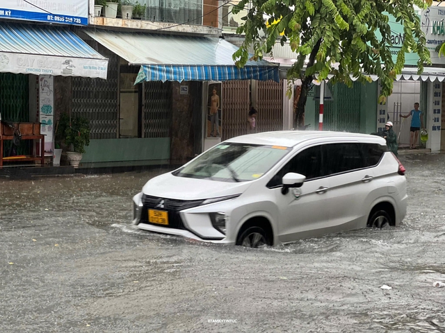 View -             Áp thấp nhiệt đới sắp thành bão số 4: Miền Trung mưa trắng trời, nhà dân tốc mái do dông lốc    