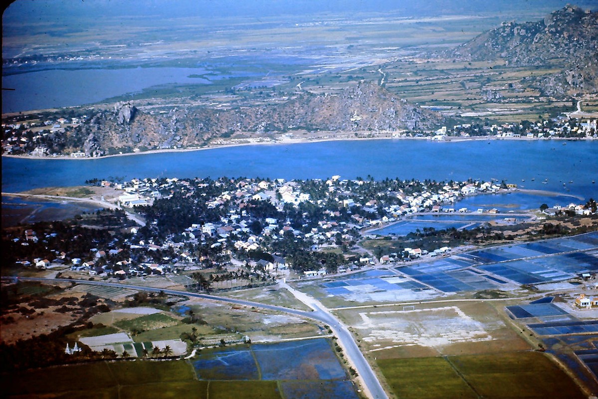 View -             Hình độc về Phan Rang hơn nửa thế kỷ trước nhìn từ máy bay    