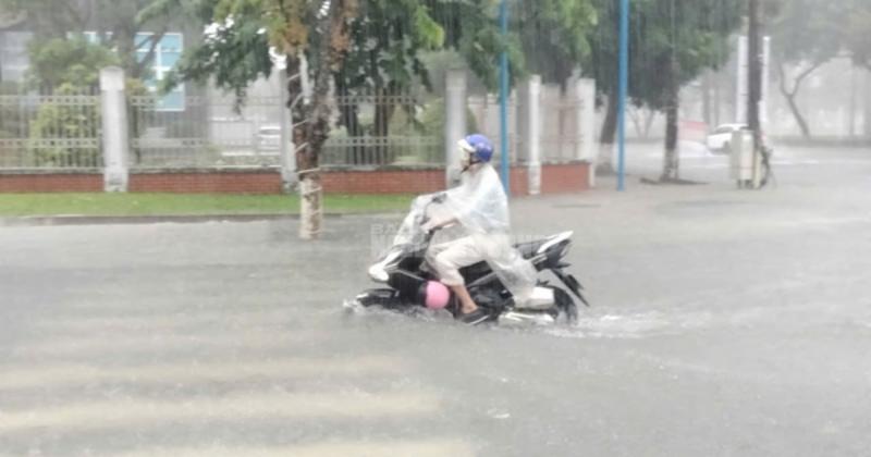             Áp thấp nhiệt đới sắp thành bão số 4: Miền Trung mưa trắng trời, nhà dân tốc mái do dông lốc    