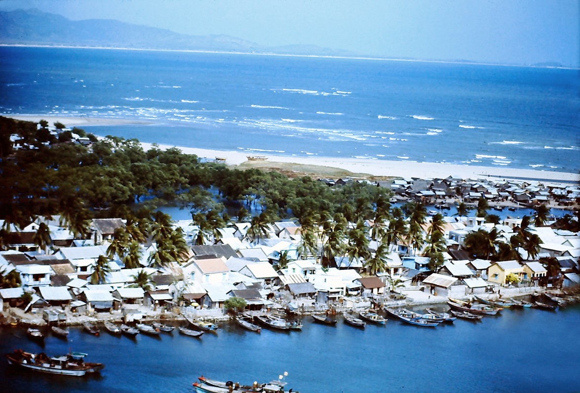 View -             Hình độc về Phan Rang hơn nửa thế kỷ trước nhìn từ máy bay    