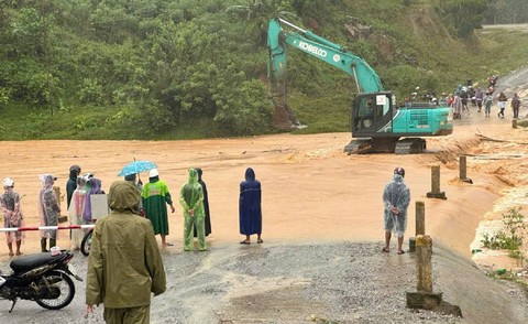             Công an các tỉnh miền Trung huy động lực lượng khẩn trương ứng phó mưa bão    