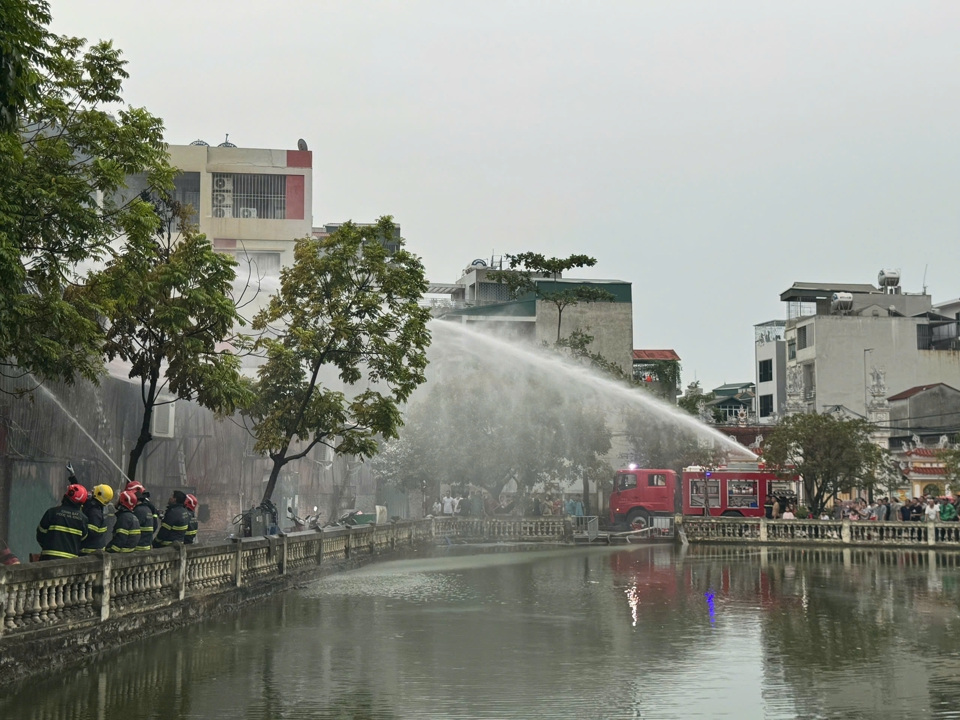 View -             Cháy ngùn ngụt khu nhà xưởng ở Nam Từ Liêm    