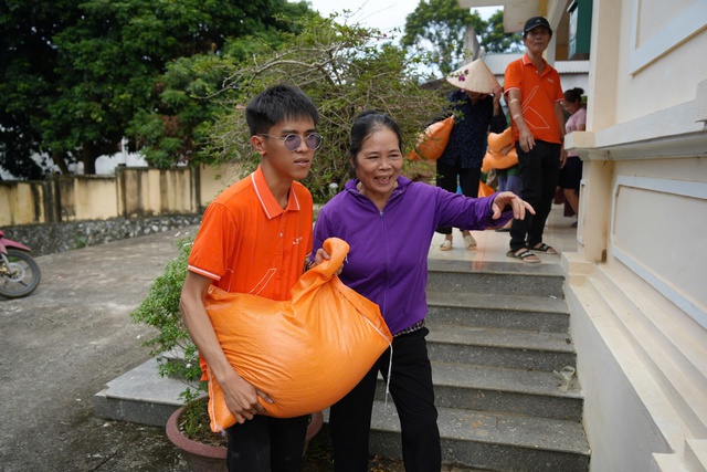             Tập đoàn Kim Oanh hỗ trợ trên 5 tỉ đồng giúp đồng bào vùng bão lũ Miền Bắc khắc phục khó khăn    