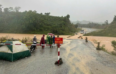 View -             Công an các tỉnh miền Trung huy động lực lượng khẩn trương ứng phó mưa bão    