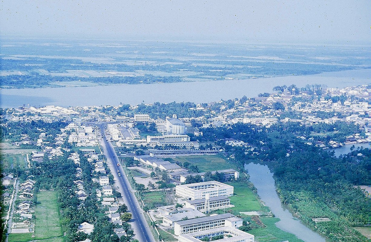 View -             Loạt ảnh hiếm có về Vĩnh Long thập niên 1960 nhìn từ máy bay    