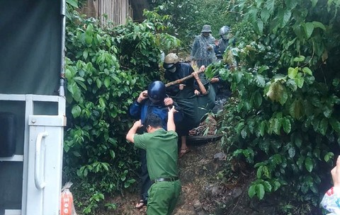 View -             Công an các tỉnh miền Trung huy động lực lượng khẩn trương ứng phó mưa bão    