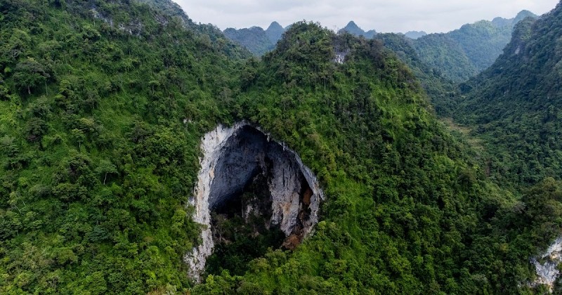 View -             Cô gái trẻ chinh phục Hố Sụt Canh Cảo: Một trong những hố sụt cao nhất thế giới    