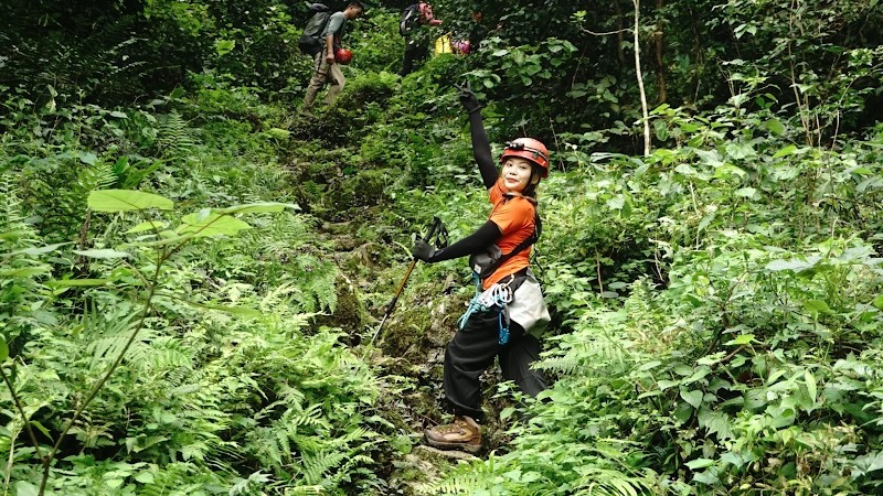 View -             Cô gái trẻ chinh phục Hố Sụt Canh Cảo: Một trong những hố sụt cao nhất thế giới    