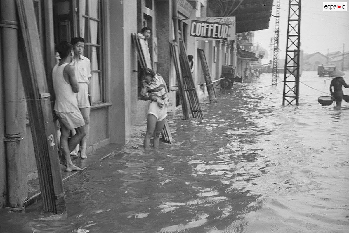             Hình độc: Cảnh ngập lụt ở Hà Nội ngày 1/8/1952    