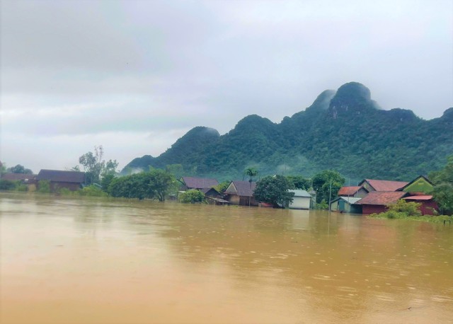             'Làng du lịch tốt nhất thế giới' Tân Hóa ngập sâu, bị cô lập sau bão số 4    