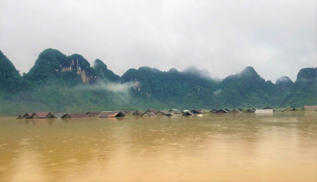             'Làng du lịch tốt nhất thế giới' Tân Hóa ngập sâu, bị cô lập sau bão số 4    