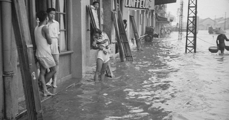 View -             Hình độc: Cảnh ngập lụt ở Hà Nội ngày 1/8/1952    