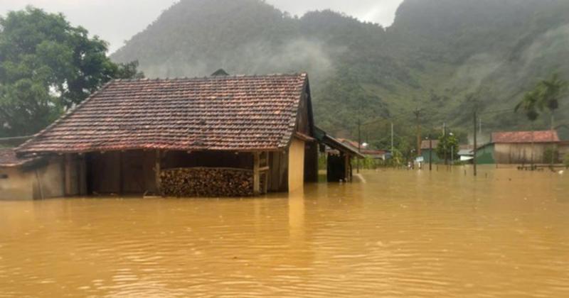             'Làng du lịch tốt nhất thế giới' Tân Hóa ngập sâu, bị cô lập sau bão số 4    