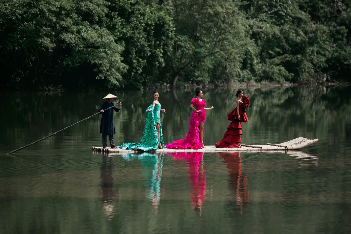 View -             H’Hen Niê, Ngọc Châu, Xuân Hạnh đi bè đến sàn catwalk trong show Lê Thanh Hòa    