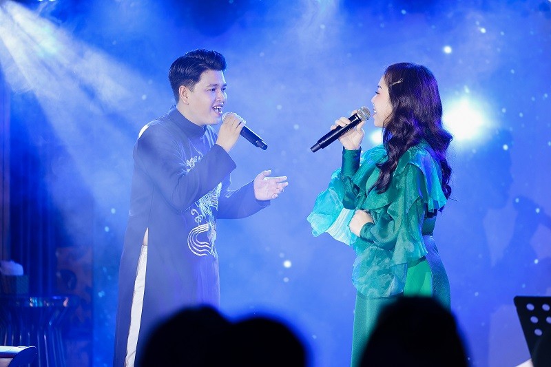             Vũ Minh Hiếu song ca cùng Thanh Thanh Hiền trong minishow đầu tiên    