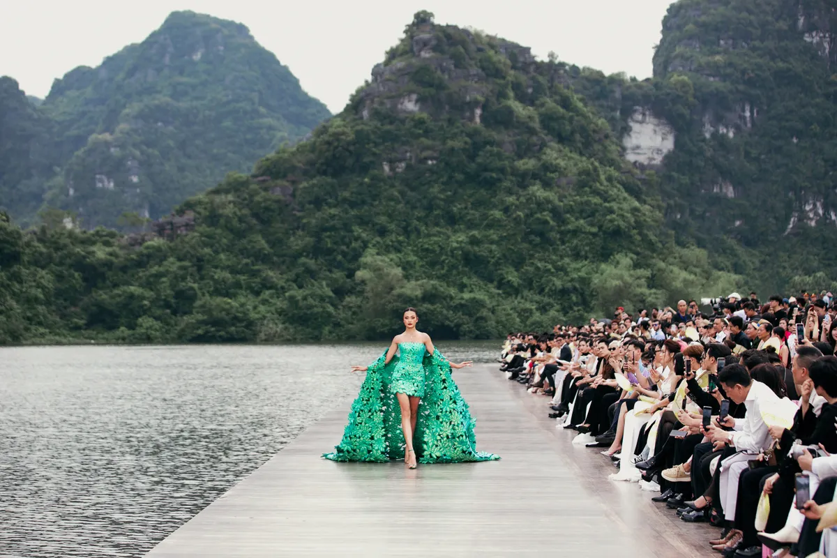 View -             H’Hen Niê, Ngọc Châu, Xuân Hạnh đi bè đến sàn catwalk trong show Lê Thanh Hòa    