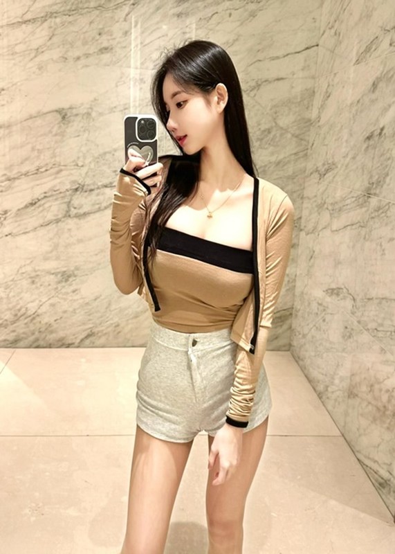 View -             Hot girl diện đồ tập khoe body thiêu đốt ánh nhìn khi xuống phố    