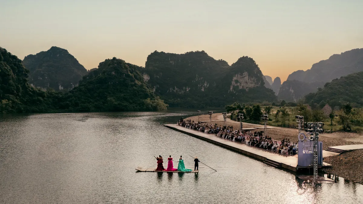 View -             H’Hen Niê, Ngọc Châu, Xuân Hạnh đi bè đến sàn catwalk trong show Lê Thanh Hòa    