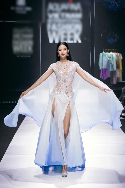             Hương Ly bức xúc trước tin đồn 'cặp kè' Chủ tịch Miss Universe Vietnam    