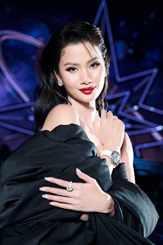             Hương Ly bức xúc trước tin đồn 'cặp kè' Chủ tịch Miss Universe Vietnam    