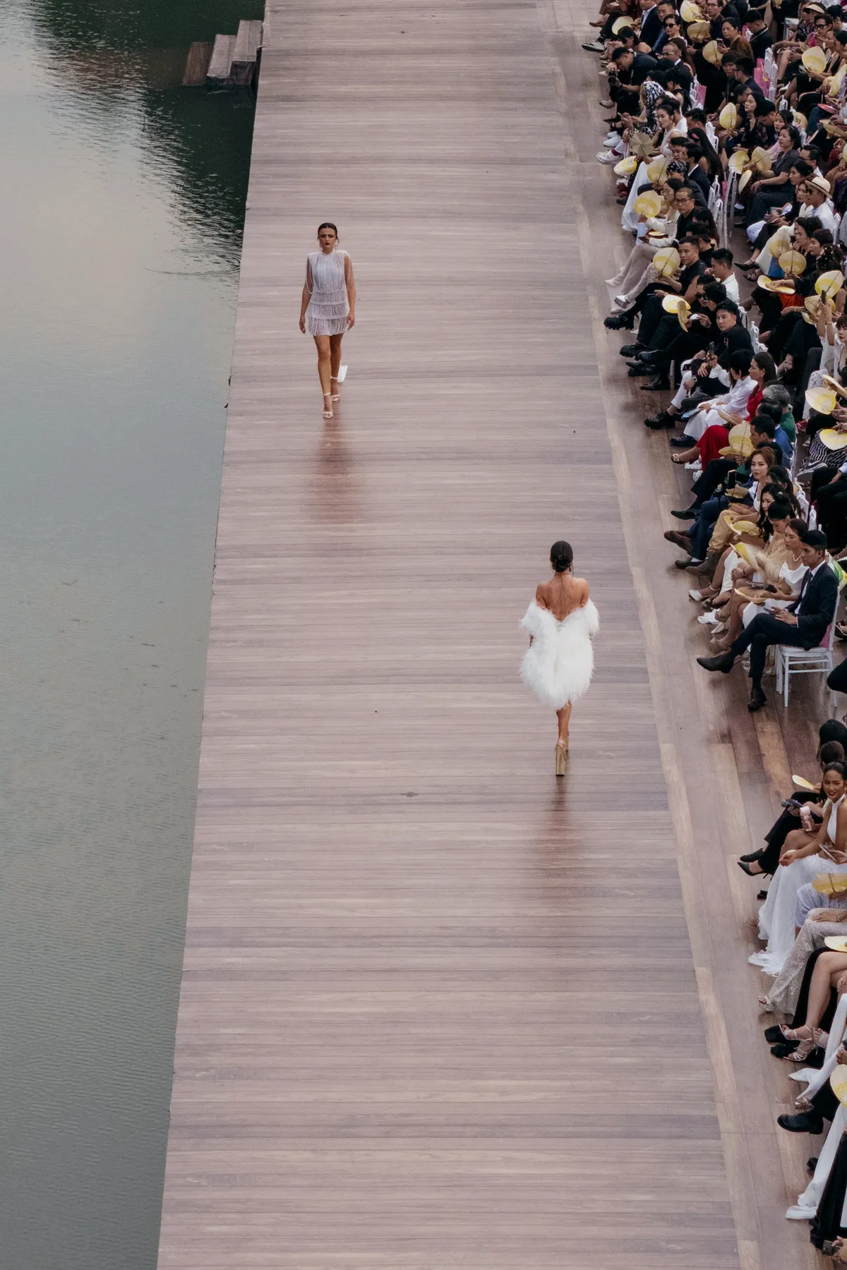 View -             H’Hen Niê, Ngọc Châu, Xuân Hạnh đi bè đến sàn catwalk trong show Lê Thanh Hòa    