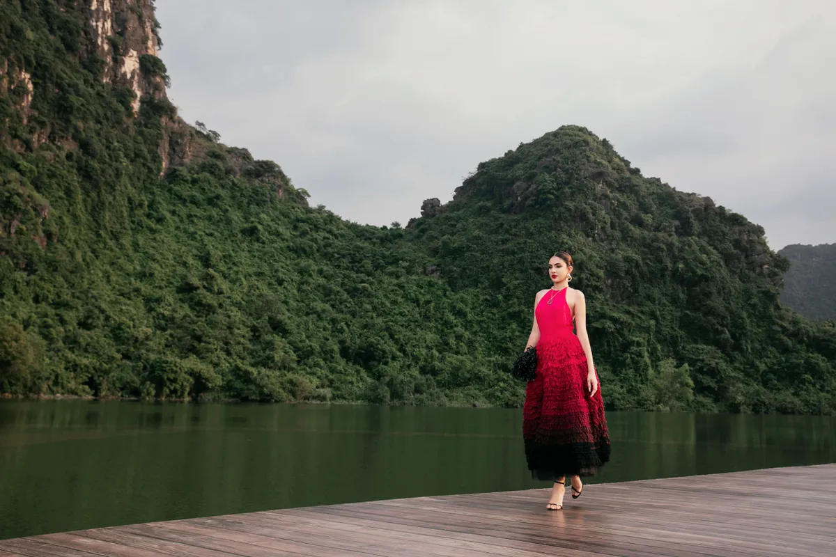 View -             H’Hen Niê, Ngọc Châu, Xuân Hạnh đi bè đến sàn catwalk trong show Lê Thanh Hòa    