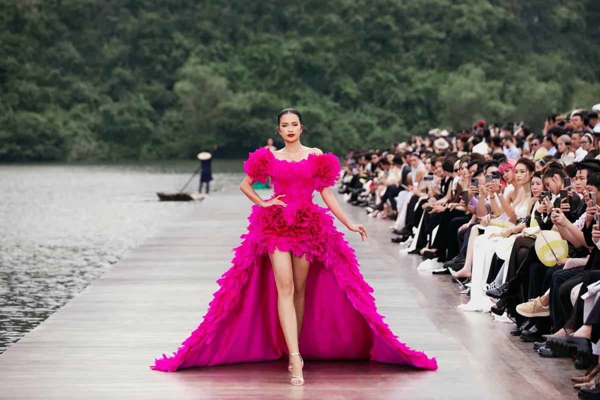 View -             H’Hen Niê, Ngọc Châu, Xuân Hạnh đi bè đến sàn catwalk trong show Lê Thanh Hòa    