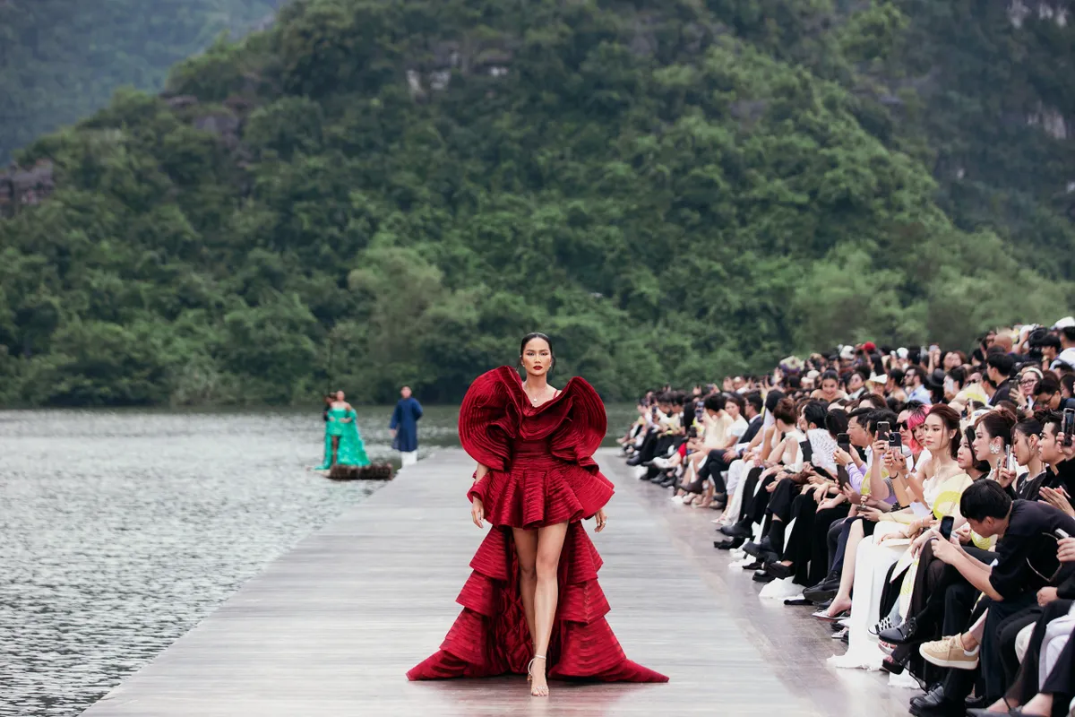 View -             H’Hen Niê, Ngọc Châu, Xuân Hạnh đi bè đến sàn catwalk trong show Lê Thanh Hòa    